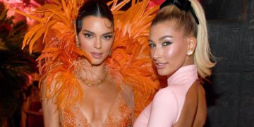 #OK! ჰეილი ბოლდვინი და კენდალ ჯენერი Versace-ს გაზაფხული/ზაფხულის 2021 წლის კოლექციისთვის პოზირებენ!