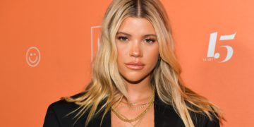 #OK! სოფია რიჩის ქუჩის სტილი! მოდელი Christian Dior-ის მაისურით!