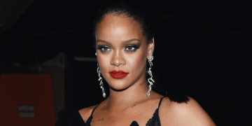 #OK! Rihanna-ს ქუჩის სტილი! მომღერალი კალიფორნიაში მდებარე პრესტიჟულ რესტორანს ეწვია!