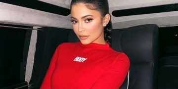 #OK! კაილი ჯენერის წითელ ფერში გადაწყვეტილი იმიჯი! ვარსკვლავი ლოს-ანჯელესში გამოჩნდა!