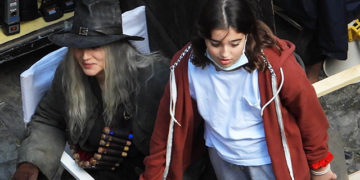 #OK! მონიკა ბელუჩის გადასაღებ მოედანზე უმცროსი ქალიშვილი უჭერს მხარს