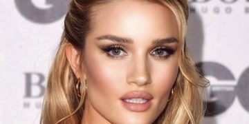 #OK! ბიზნეს შეხვედრაზე მიმავალი როუზი ჰანტინგტონი – საოფისე სტილის ინსპირაცია ინგლისელი მოდელისგან