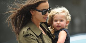 #OK! ირინა შეიკი ბრიტნი სპირსის მაისურით გამოჩნდა – მოდელი 4 წლის ქალიშვილთან ერთად ნიუ-იორკის ქუჩებში სეირნობს