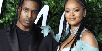 #OK! Rihanna პრესტიჟულ რესტორანს A$AP Rocky-სთან ერთად ეწვია! მომღერალმა იმიჯს Fendi-ს ჩანთა შეუხამა!