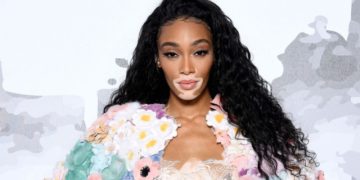 #OK! ვინი ჰარლოუს ქუჩის სტილი! მოდელი ყვითელ ჩანთას ფლორალურ მოსაცმელს უხამებს!