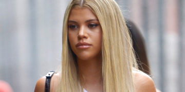 #OK! სოფია რიჩი Chrome Hearts-ის მაისურით და Fendi-ს ჩანთით! მოდელი ბევერლი ჰილსის ქუჩებში!