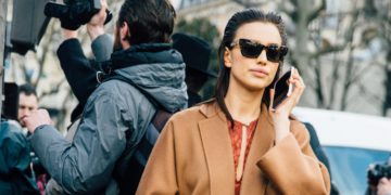 #OK! ირინა შეიკი კუბოკრულ თრენჩს ტყავის ტრენდულ მინი ჩანთას უხამებს