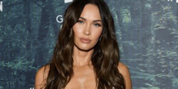 #OK! მეგან ფოქსის გემოვნებიანი და სადა იმიჯი! მსახიობი ვარდისფერ ფონზე პოზირებს!