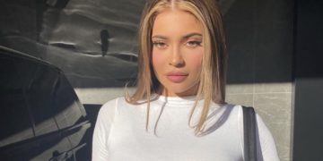 #OK! კაილი ჯენერის ქუჩის სტილი! ვარსკვლავი მწვანე ორეულს ტყავის თრენჩს უხამებს!