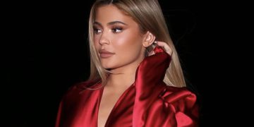 #OK! კაილი ჯენერი Versace-ს 12861,70 ფუნტის ღირებულების სამოსით!  ვარსკვლავის გლამურული იმიჯი!