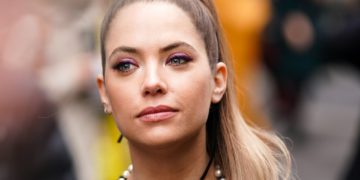 #OK! ეშლი ბენსონის იშვიათი გამოჩენა! მსახიობი Yves Saint Laurent-ის 3160 ფუნტის ღირებულების ქურთუკით!