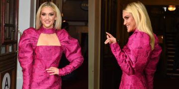 #OK! ეშლი რობერტსის მონოქრომული სტილი! მომღერალი ROTATE-ის კაბას Jacquemus-ის ჩანთას უხამებს!