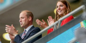 #OK! ქეით მიდლტონი საფეხბურთო მატჩს სიმბოლურ ფერში გამოწყობილი დაესწრო