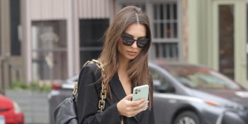 OK! ემილი რატაკოვსკი Bottega Veneta-ს 2645 ფუნტის ღირებულების ტრენდული ჩანთით! მოდელი ნიუ-იორკის ქუჩებში!