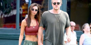 #OK! ემილი რატაკოვსკი Attico-ს კაბით! მოდელი დროს მეუღლესთან ერთად ატარებს!