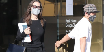 #OK! ანჯელინა ჯოლი ხანგრძლივი დროის შემდეგ გამოყვანილი სამოსით პირველად გამოჩნდა