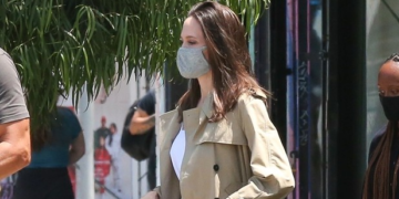 #OK! ანჯელინა ჯოლის უცნაური ჩაცმულობა ცხელ კალიფორნიაში