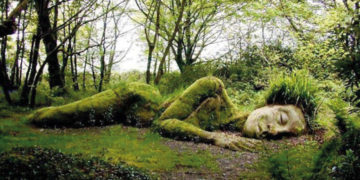 #OK! ცოცხალი ქანდაკება ინგლისში – ხელოვნების ნიმუში, რომელიც სეზონებთან ერთად იცვლება