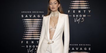 #OK! ჯიჯი ჰადიდი Savage X Fenty Show-ს წითელ ხალიჩაზე Versace-ს სამოსით გამოჩნდა!