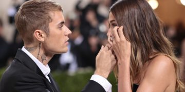 #OK! ჯასტინ და ჰეილი ბიბერები ატირდნენ, როდესაც სელენა გომეზის გულშემატკივრების აგრესიული შეძახილები მოისმინეს