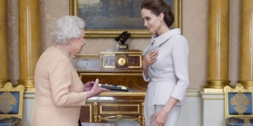 #OK! ფოტოები: რა ეცვათ ვარსკვლავებს დედოფალთან შეხვედრისას