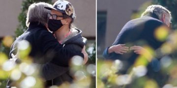 #OK! ალეკ ბოლდუინის ემოციური შეხვედრა გარდაცვლილი Halyna Hutchins-ის მეუღლესთან და შვილთან