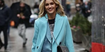 #OK! Street Style: ეშლი რობერტსი MIMII London-ის კაბას Yves Saint Laurent-ის ჩანთას უხამებს