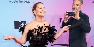 #OK! რიტა ორა MTV EMA-ის წითელ ხალიჩაზე ლიბანელი დიზაინერის Jean-Louis Sabaji-ის სამოსით გამოჩნდა