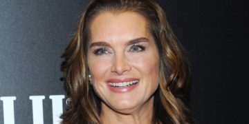 #OK! 56 წლის ბრუკ შილდსის გლამურული იმიჯი: ვარსკვლავი “სალვატორე ფერაგამოს” სამოსით ნიუ-იორკში გამართულ House Of Gucci-ის პრემიერაზე