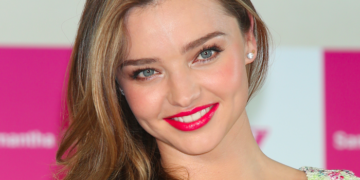 #OK! მირანდა კერის თვალისმომჭრელი იმიჯი: მოდელი დასავლეთ ჰოლივუდში გამართულ გლამურულ წვეულებას Balmain-ის კაბით დაესწრო