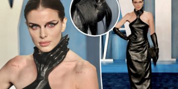 #OK! “ჩანთა ადამიანის თმისგან არის დამზადებული, მაკიაჟი კი მე გავიკეთე” – ჯულია ფოქსი 2022 Vanity Fair Oscar Party-ის ჩაცმულობის შესახებ