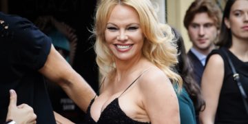 #OK! პამელა ანდერსონის თვალისმომჭრელი იმიჯი – 54 წლის ვარსკვლავის იშვიათი გამოჩენა ვაჟიშვილთან ერთად