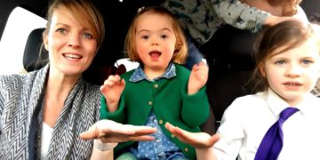 #OK! ამაღელვებელი ვიდეო: დაუნის სინდრომის მქონე ბავშვები დედებთან ერთად კარაოკეს მღერიან