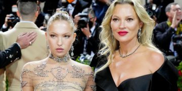 #OK! 48 წლის ქეით მოსი 19 წლის ქალიშვილთან ლაილასთან ერთად “მეტ გალას” წითელ ხალიჩაზე