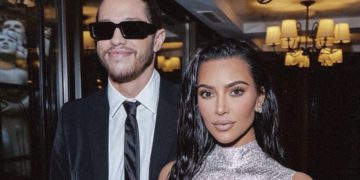 #OK! “კიმი ასეთი ბედნიერი არასდროს ყოფილა” – პაემანზე მიმავალი კიმ კარდაშიანი და პიტ დევიდსონი ლონდონში შენიშნეს