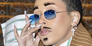 #OK! Doja Cat წამწამებით გაკეთებული წვერ-ულვაშით პარიზის მოდის კვირეულზე