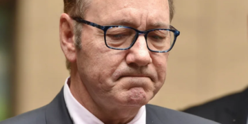 #OK! კევინ სპეისი სექს-სკანდალის შემდეგ უსახლკაროდ დარჩა