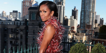 #OK! მიშელ ობამა ცათამბჯენების ფონზე,  Chanel-ის კაბით გამოჩნდა