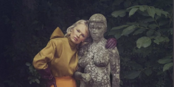 #OK!  პამელა ანდერსონი ევას ქანდაკებასთან, დახეულ წინდებში გადაიღეს