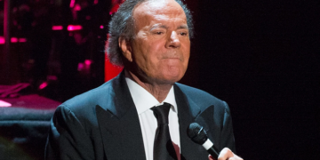 #OK! 82 წლის ხულიო იგლესიასს სექსუალურ ძალადობაში ადანაშაულებენ