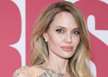 #OK! ანჯელინა ჯოლი Givenchy-ს ვერცხლისფერ მაქმანებში – როგორ ჩაიარა ფილმ „კუტიურის“ პრემიერამ?