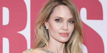 #OK! ანჯელინა ჯოლი Givenchy-ს ვერცხლისფერ მაქმანებში – როგორ ჩაიარა ფილმ „კუტიურის“ პრემიერამ?